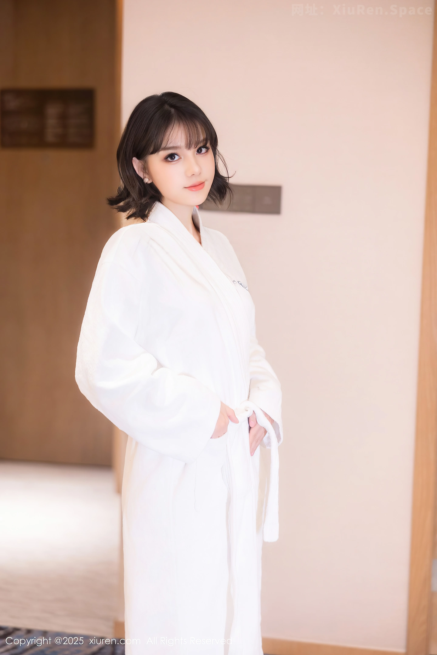 图片[2]-[XiuRen秀人网] VOL.9713 模特黎苏苏性感白色浴袍露黑色情趣内衣秀曼妙身材完美诱惑写真78P-秀人网官方网站